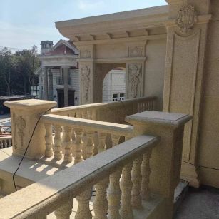 那曲 黄金麻别墅外墙干挂雕花配合阳台栏杆花瓶柱