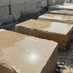 那曲 黄金麻方料堆场洗料分选中，原材料充足