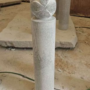 那曲 芝麻白花岗岩石材挡车石柱、停车柱、圆柱挡车柱、方柱挡车柱等