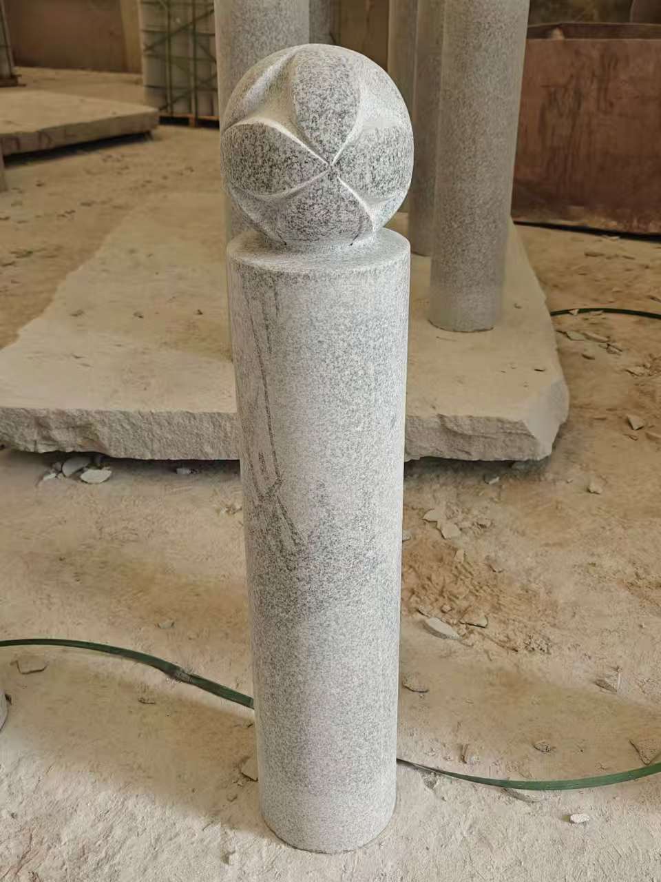 那曲 芝麻白花岗岩石材挡车石柱、停车柱、圆柱挡车柱、方柱挡车柱等