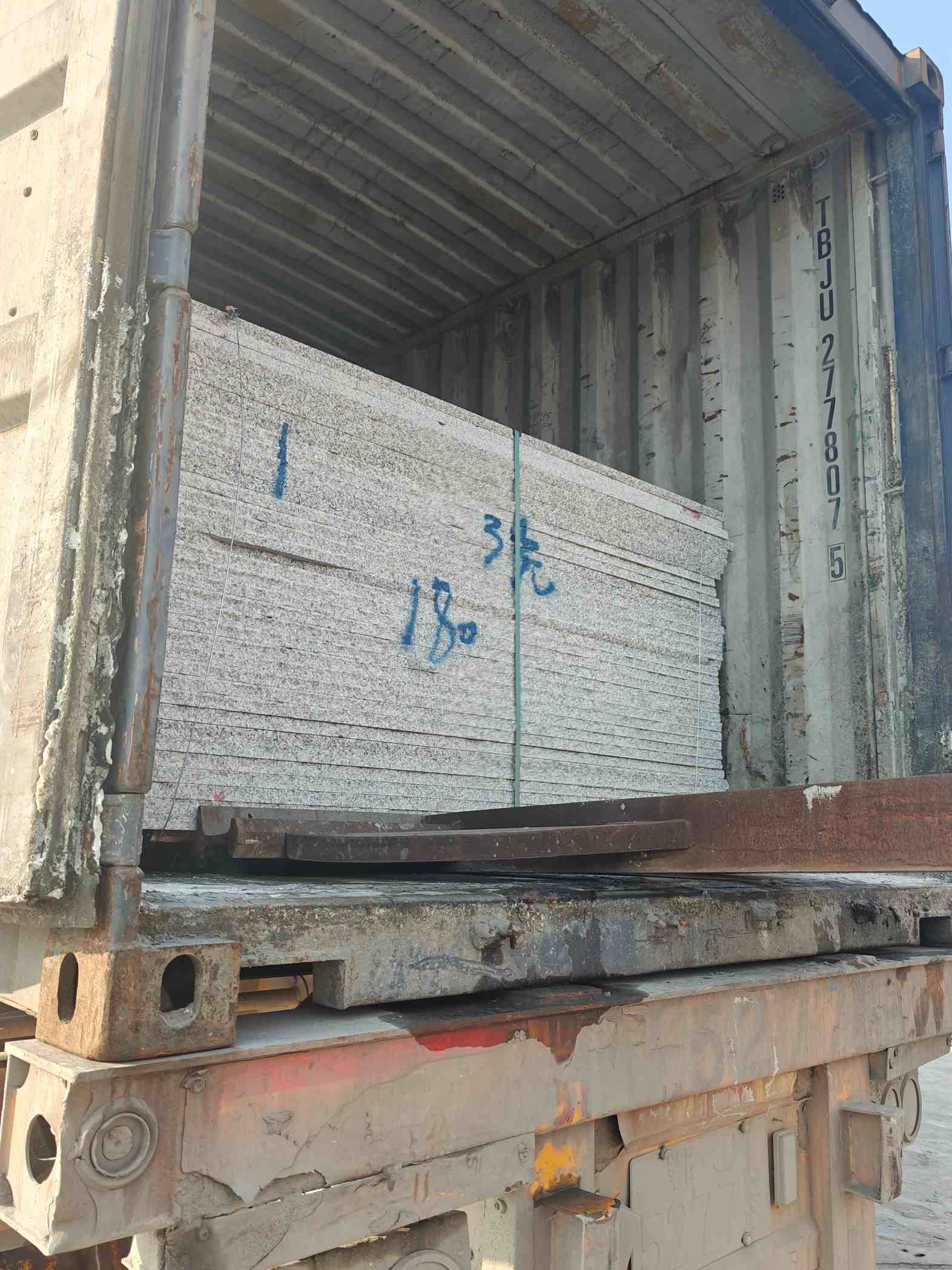 那曲 芝麻白花岗岩石材3.0公分光面毛板装柜出货