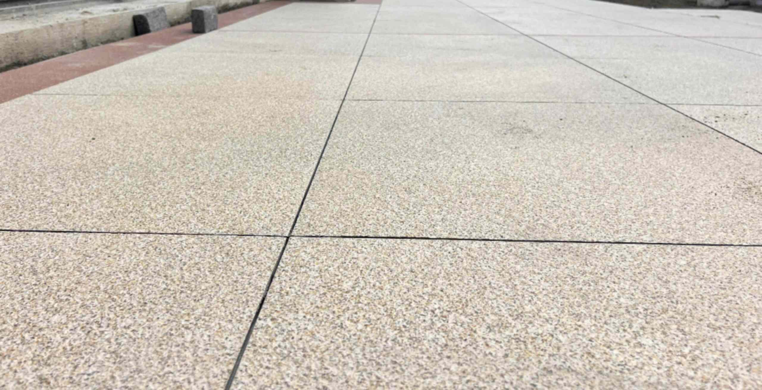 那曲 黄金麻花岗岩石板材荔枝面地面铺装效果