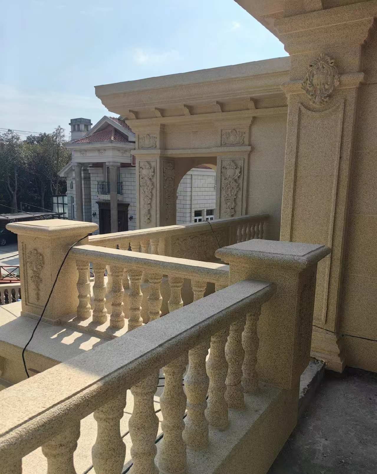 那曲 黄金麻别墅外墙干挂雕花配合阳台栏杆花瓶柱