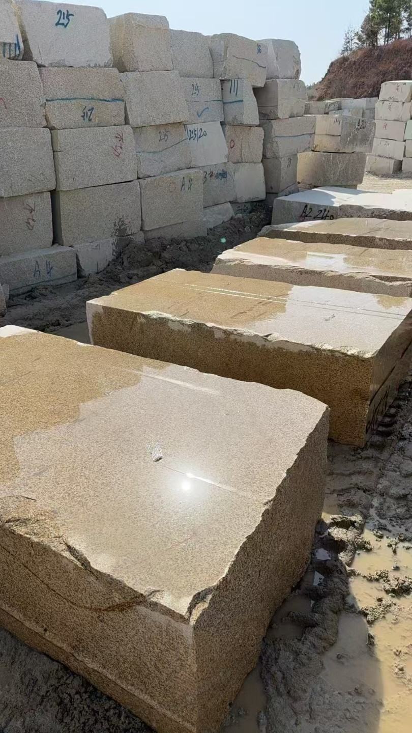 那曲 黄金麻方料堆场洗料分选中，原材料充足