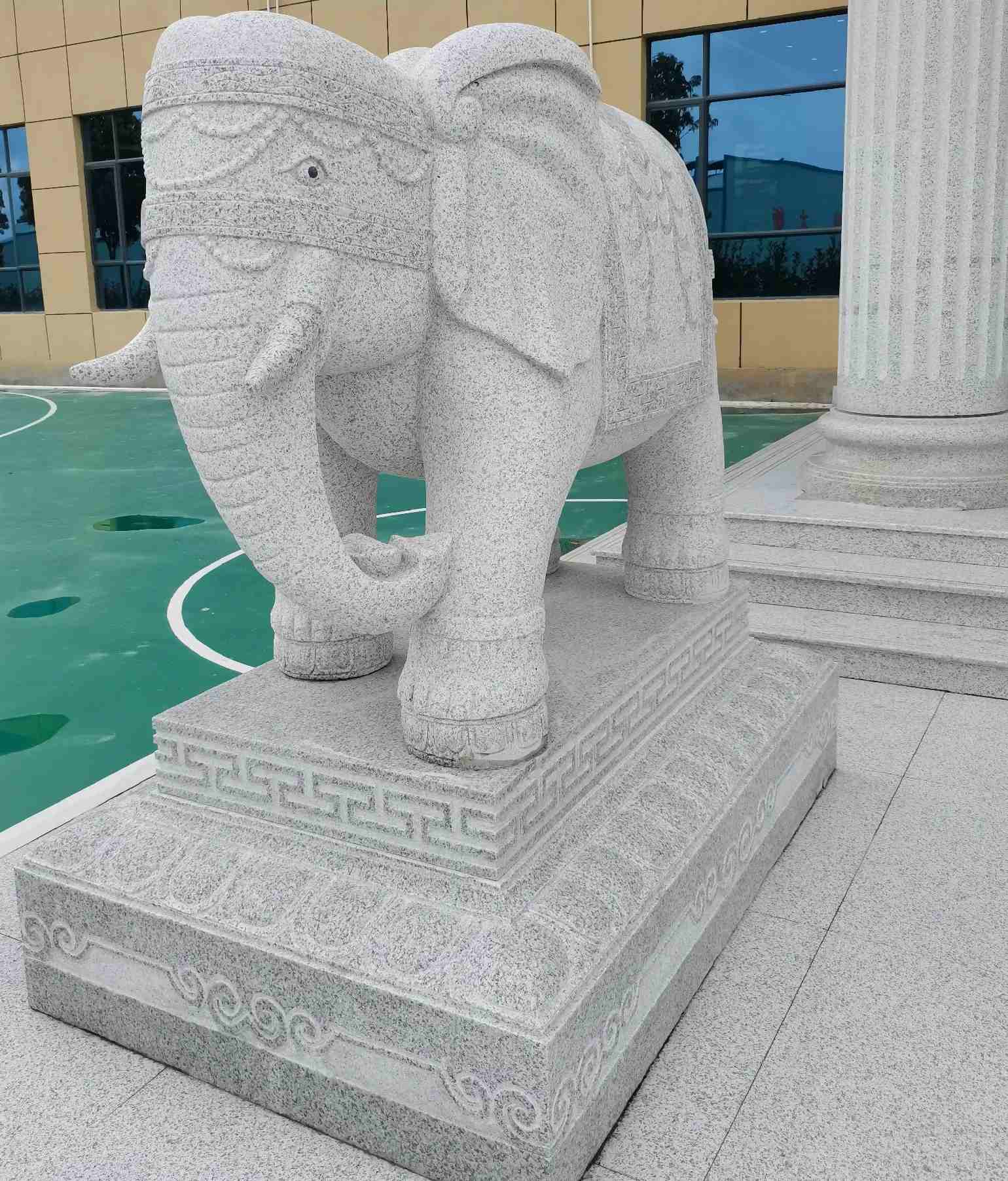 那曲 白麻花岗岩动物异形石雕-大象