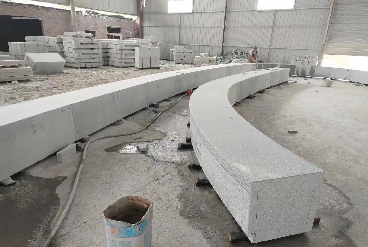 那曲芝麻白花岗岩石板材 园林光面弧形坐凳