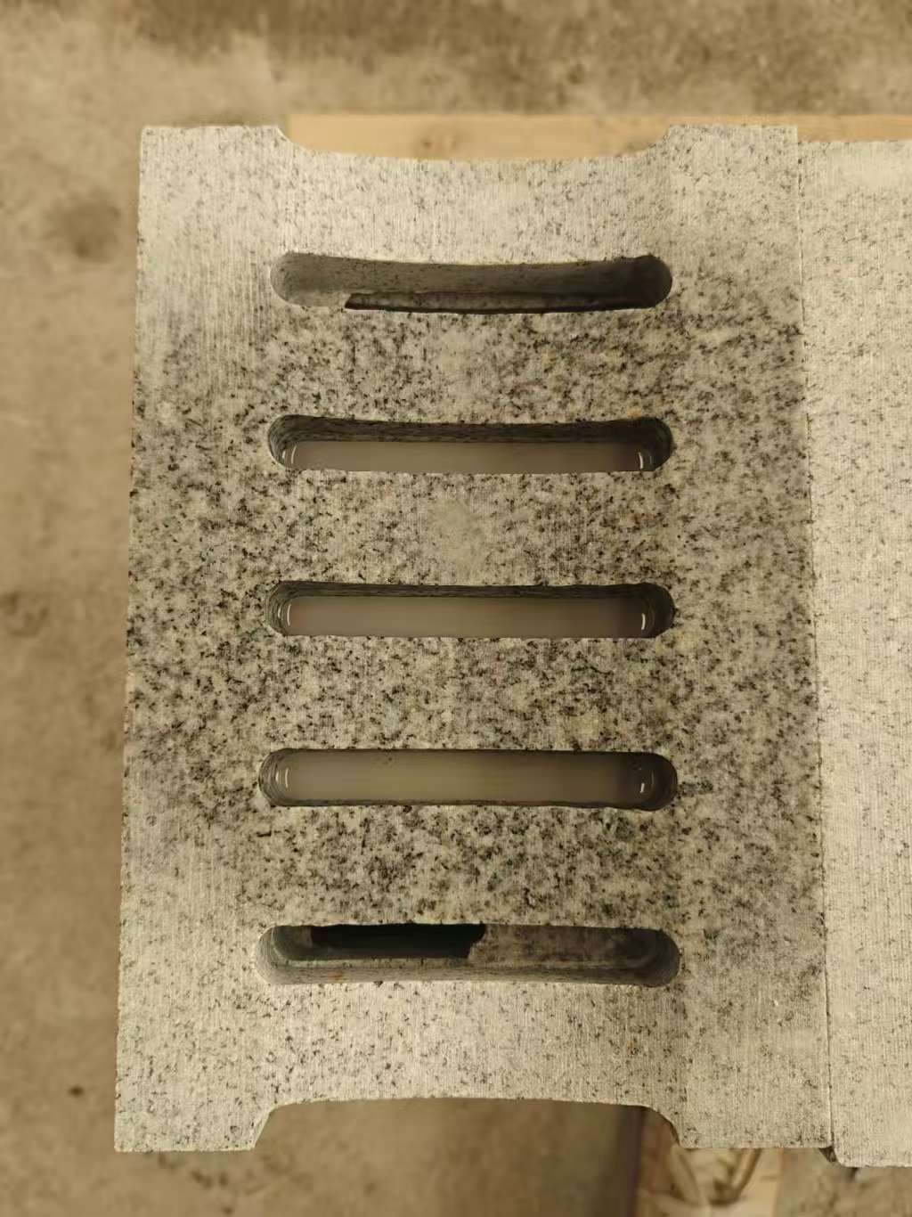 那曲 芝麻白拉丝面花岗岩U型开槽排水槽