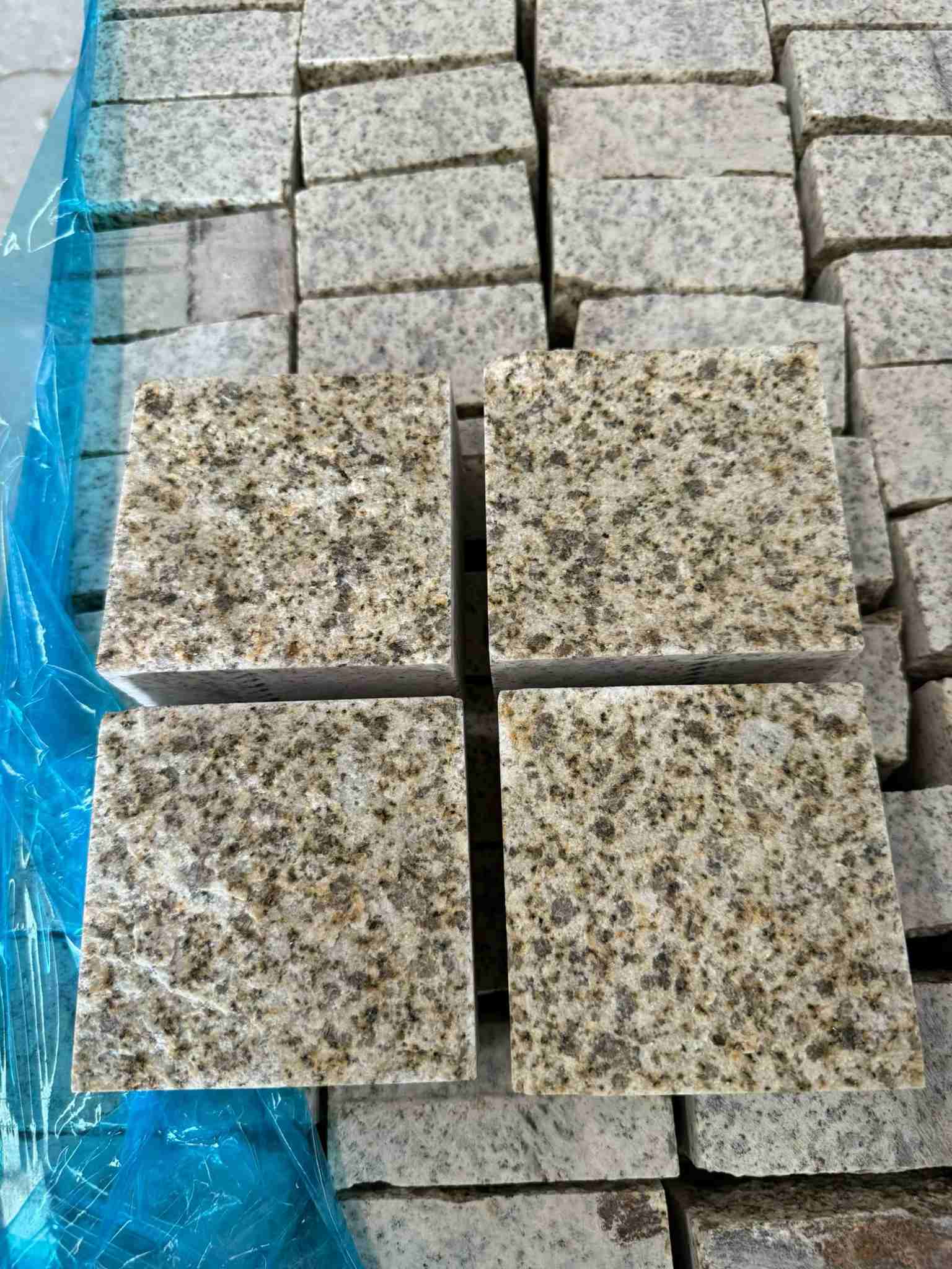 那曲 黄金麻花岗岩自然面小方块，弹石，马蹄石等