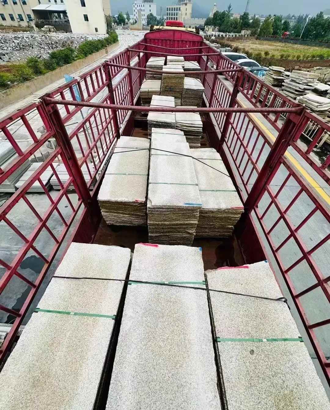 那曲 黄金麻花岗岩荔枝面，光面毛板装车完成