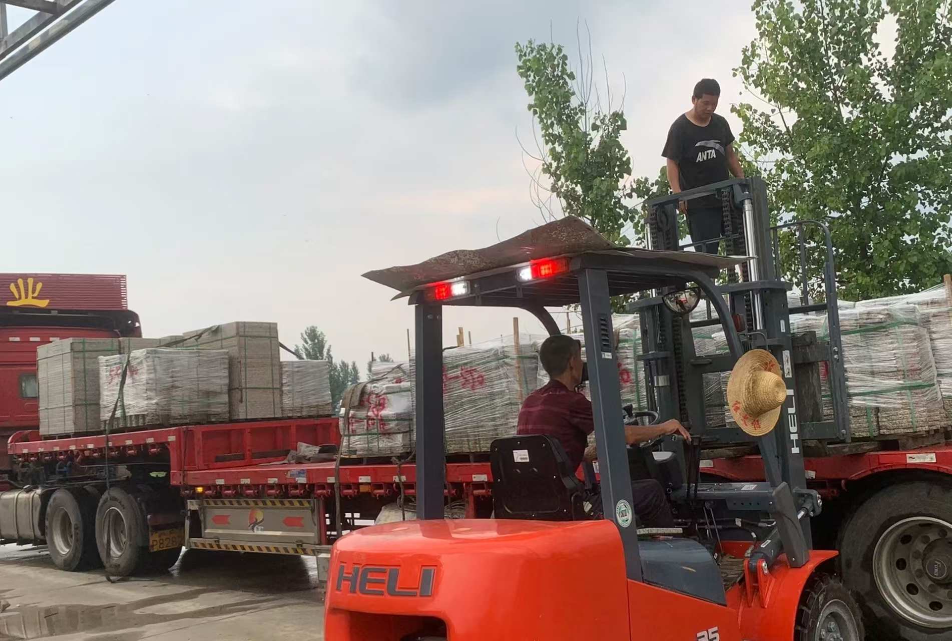 那曲 黄金麻冰裂纹，地铺石装车