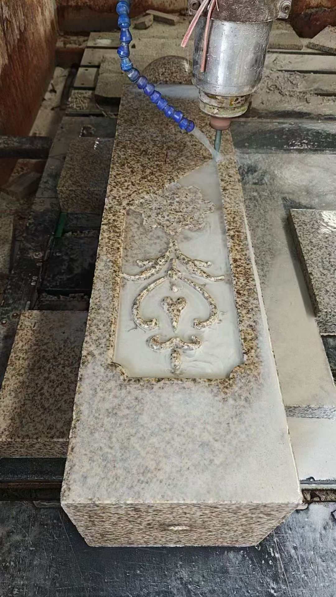 那曲 黄金麻花岗岩异形加工雕刻栏杆大柱