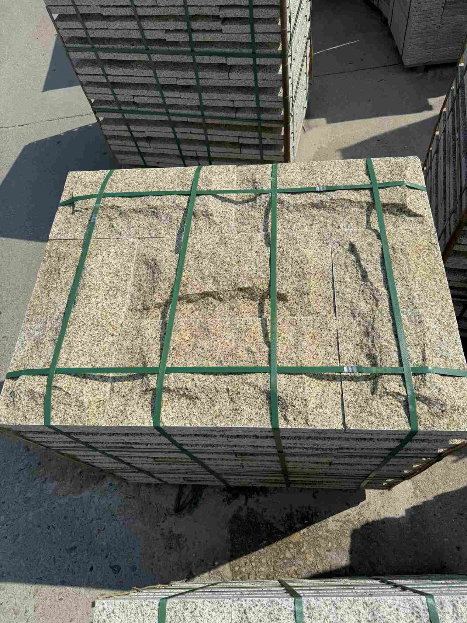 那曲 黄金麻花岗岩石材自然面蘑菇石成品