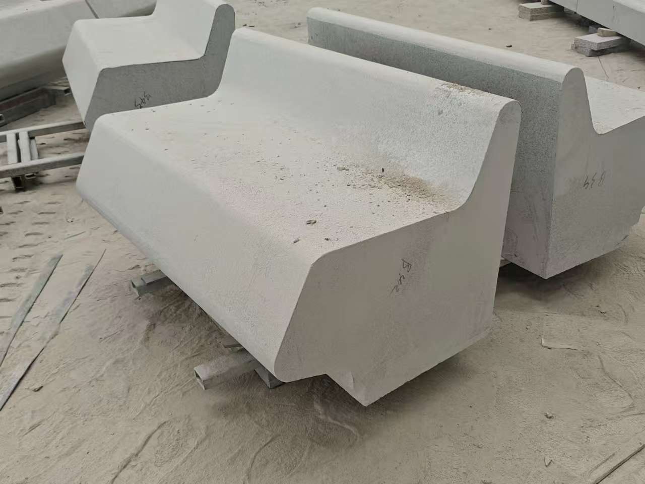 那曲 芝麻白花岗岩异形坐凳，石凳