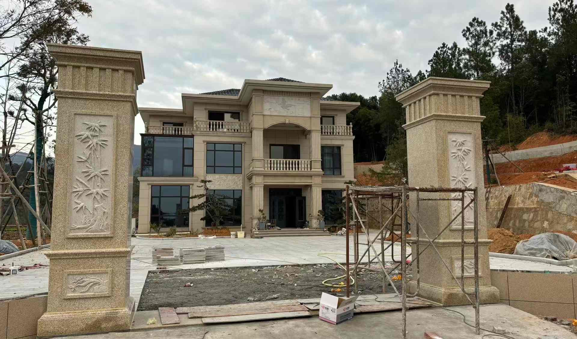 那曲 黄金麻花岗岩别墅雕花外墙干挂配上门口雕花罗马柱