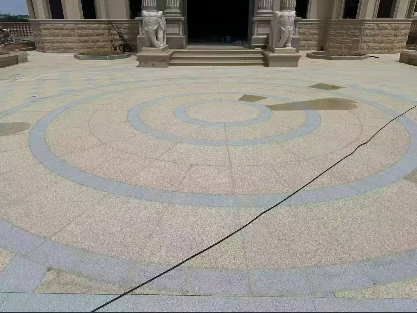 那曲 黄金麻芝麻灰花岗岩石材地铺拼接效果