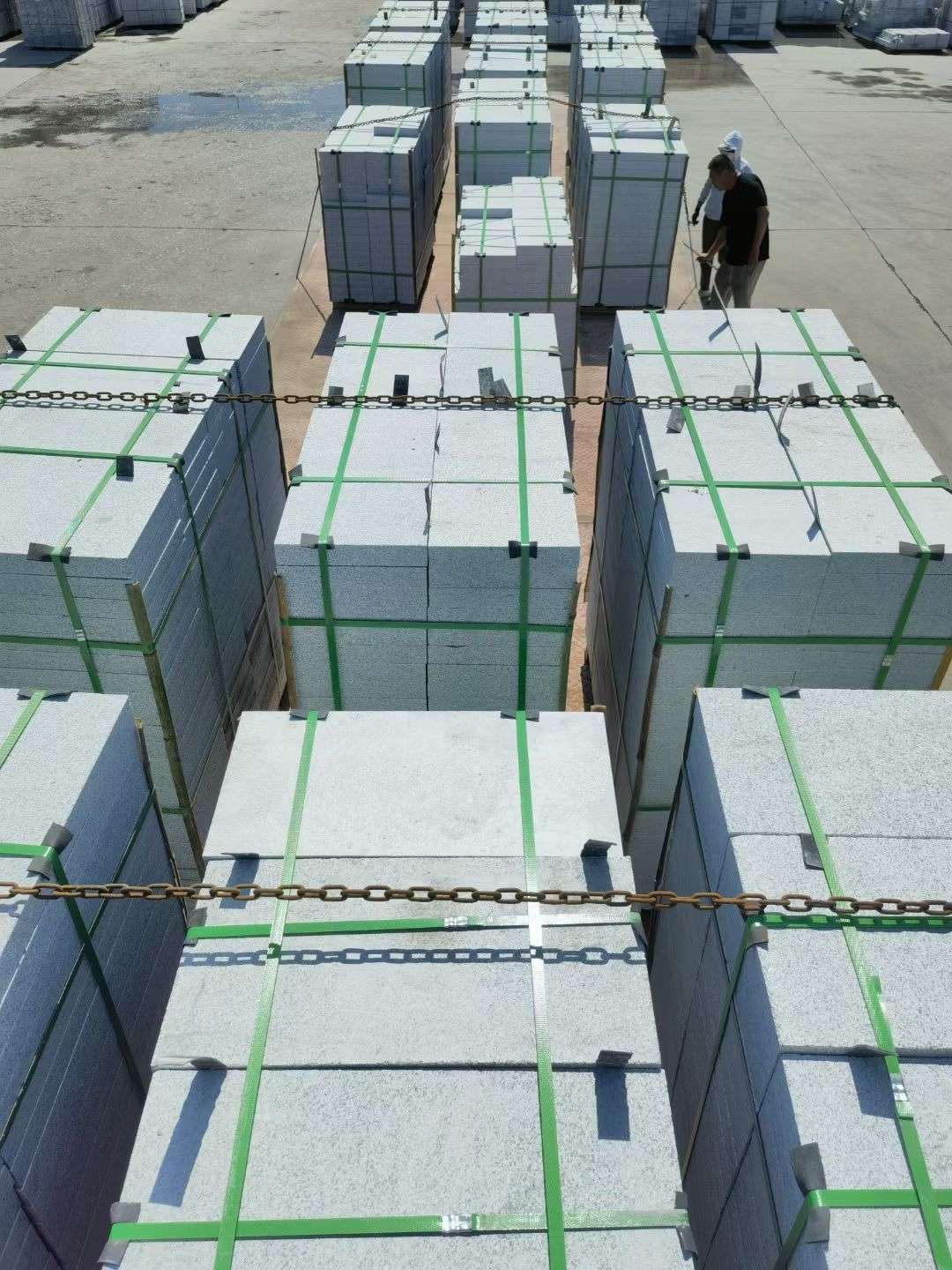 那曲 芝麻白花岗岩5公分地铺石 花岗岩厂家工厂装车日常